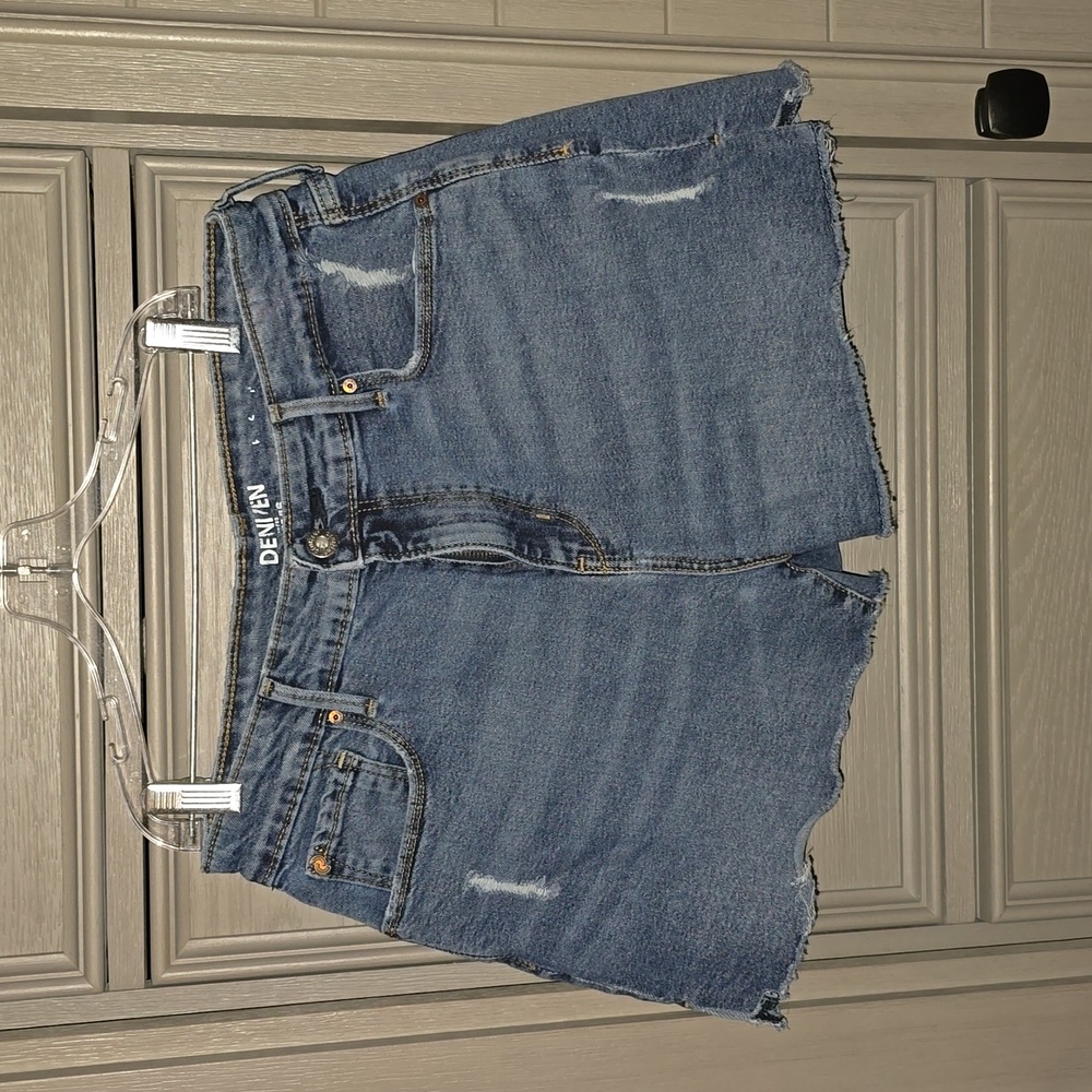 Womens Denzien by Levis shorts size 8 or size 29